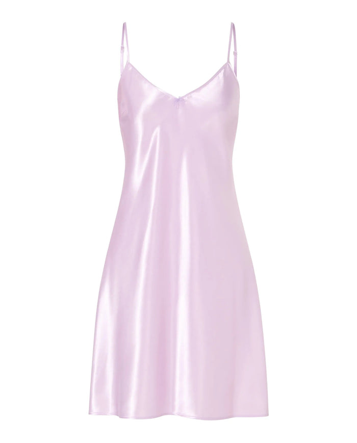 Camisón corto Lohe de mujer, tejido de raso lavanda, tirante fino, cuello pico con adorno lazo de organza.
