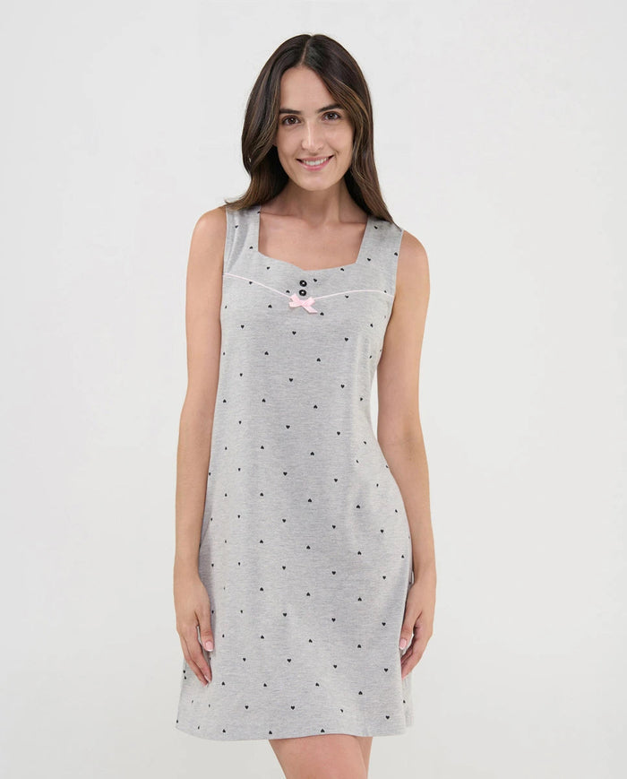 Mujer luce camisón corto de verano con tirantes anchos vigoré gris y corazoncitos, escote con botones, vivo y lazo