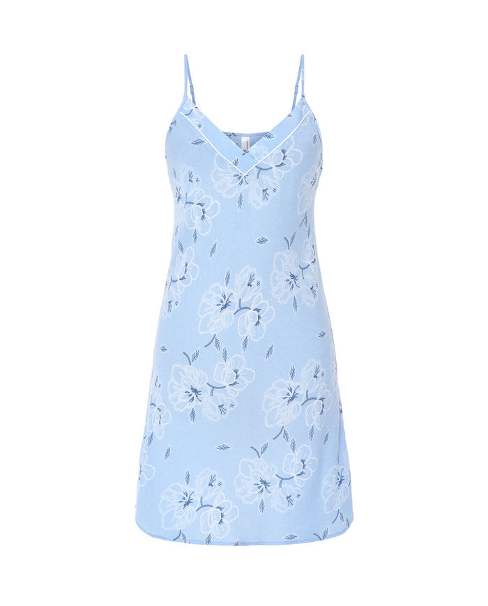 Camisón corto celeste de tirantes finos y escote en pico con vivo estampado de flores.
