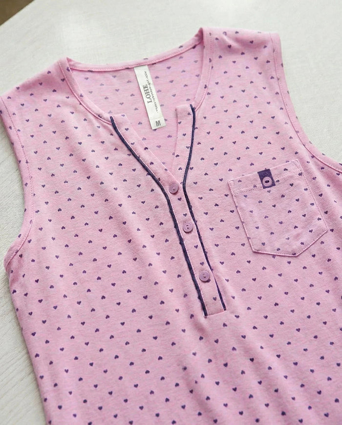 Camisón corto de mujer fucsia, estampado corazones, cuello con botones sin manga, bolsillo adorno.