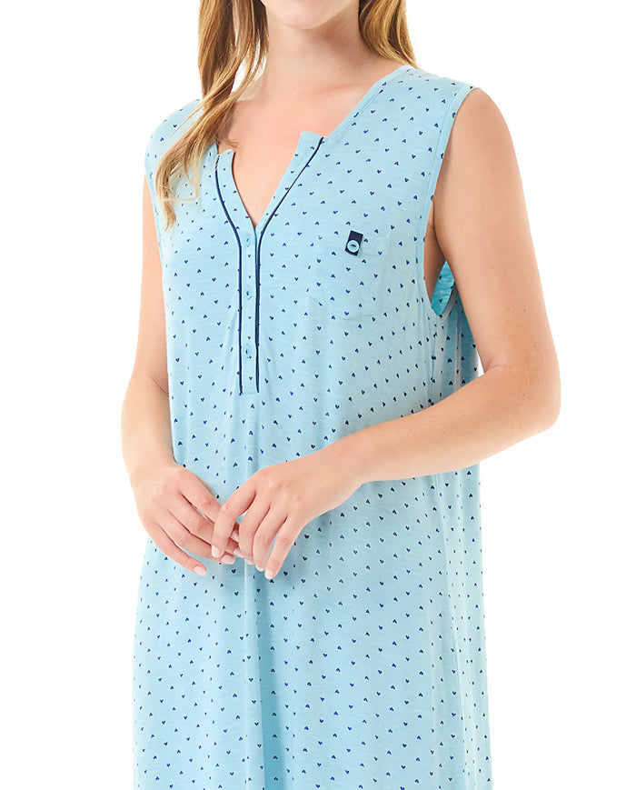 Detalle escote abierto con botones de camisola sin mangas de verano turquesa con corazoncitos