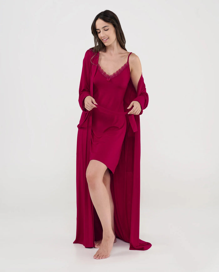 Mujer luce conjunto de bata larga y camisón modal granate a juego