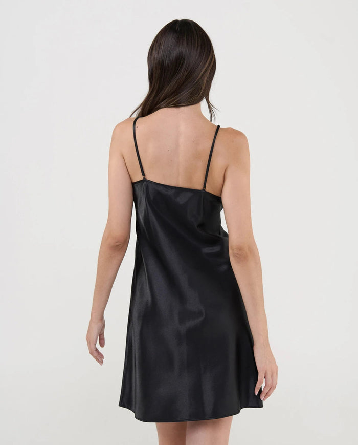 Vista trasera de camisón de raso negro con tirante fino