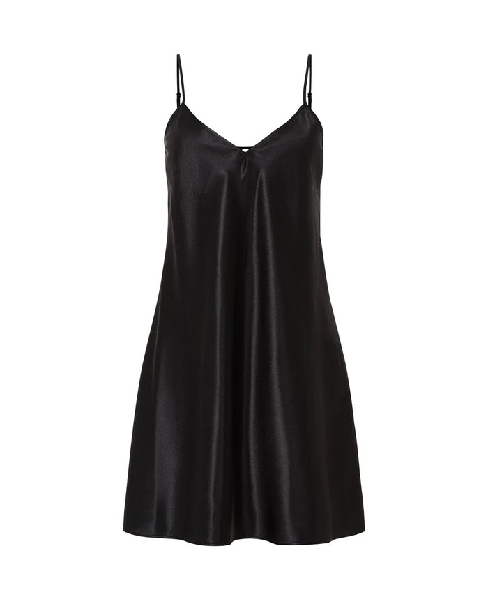Camisón corto de tirantes finos en delicado raso negro con escote de pico y lacito decorativo.
