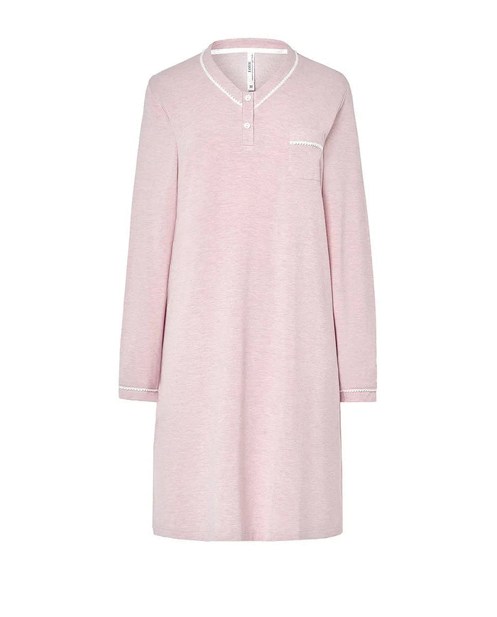 Camisón de vigoré rosa suave con escote en pico abotonado y bolsillo decorativo