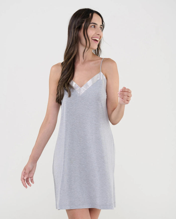 Mujer con camisón corto de tirantes finos en suave modal gris con cuello pico de raso