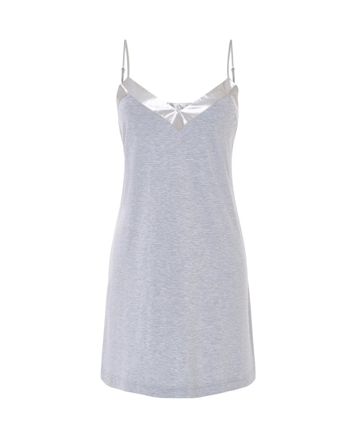 Camisón modal corto gris de tirantes finos y cuello pico de raso a tono.