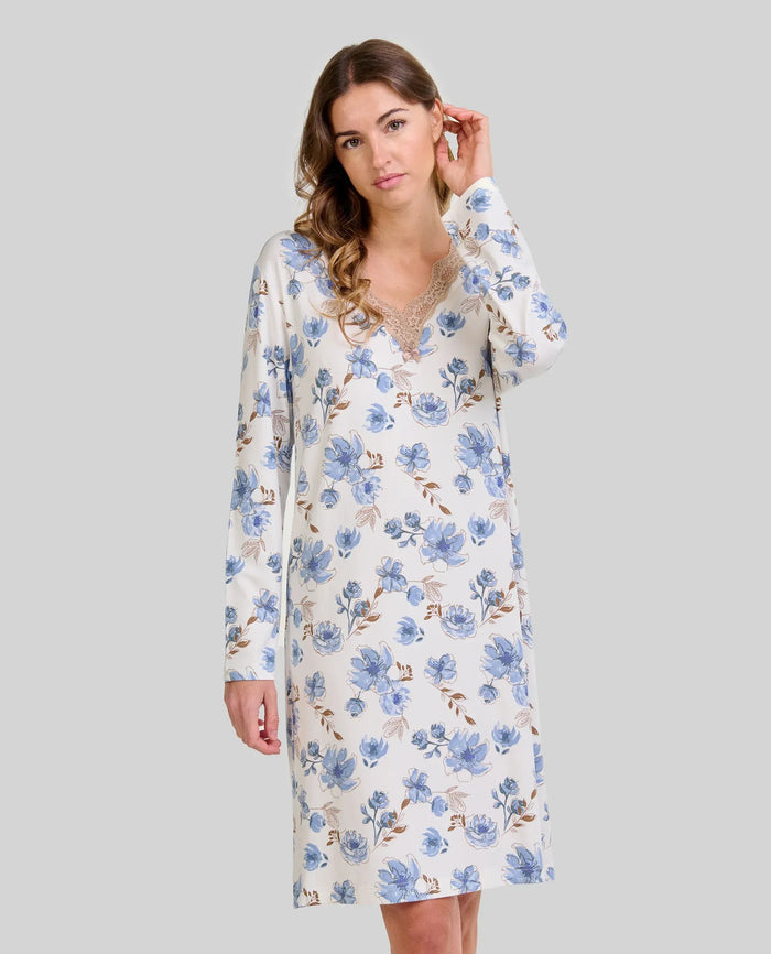 Mujer con camisón de invierno de manga larga de flores azules y encaje en el escote