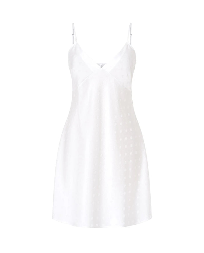 Camisón lencero corto de mujer en suave tejido plana marfil con topos de raso, escote pico y tirantes finos.