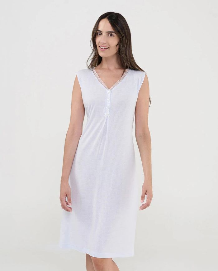 Mujer con camisón lencero celeste sin mangas cuello botones puntilla