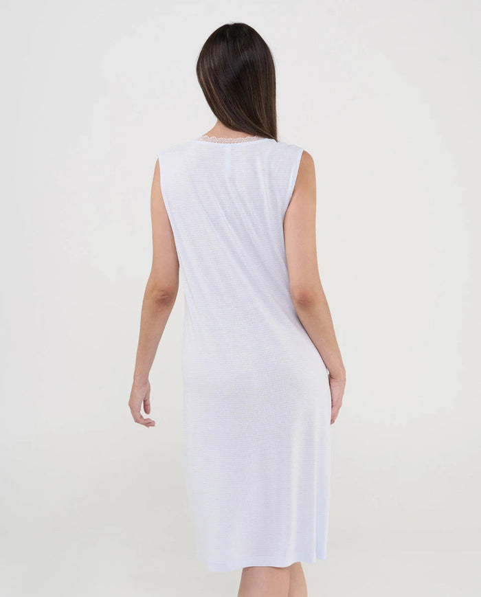 Vista trasera del camisón lencero de verano celeste sin mangas