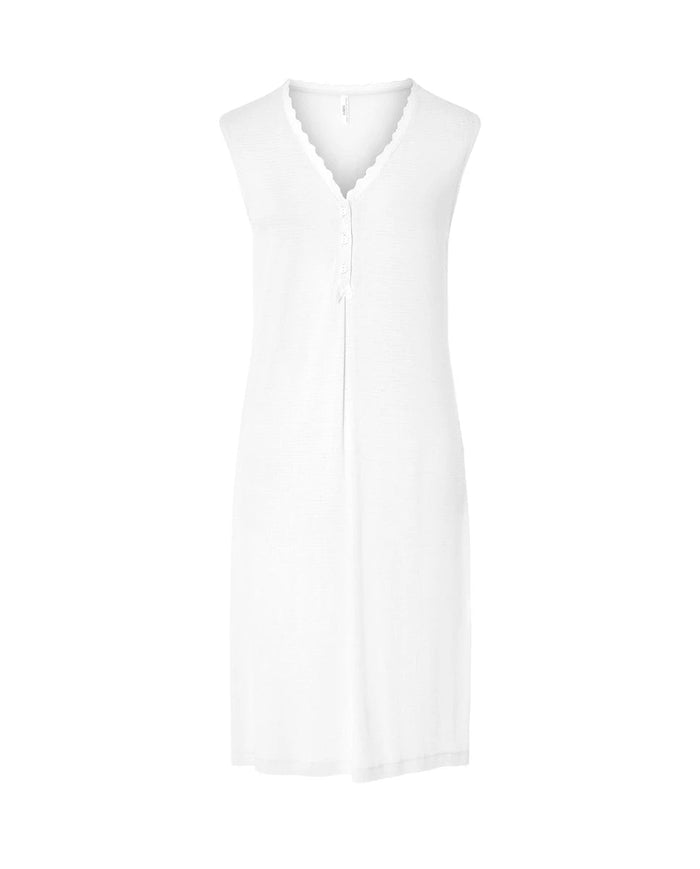 Camisón lencero corto marfil sin mangas con cuello pico abotonado con puntilla y lacito decorativo.