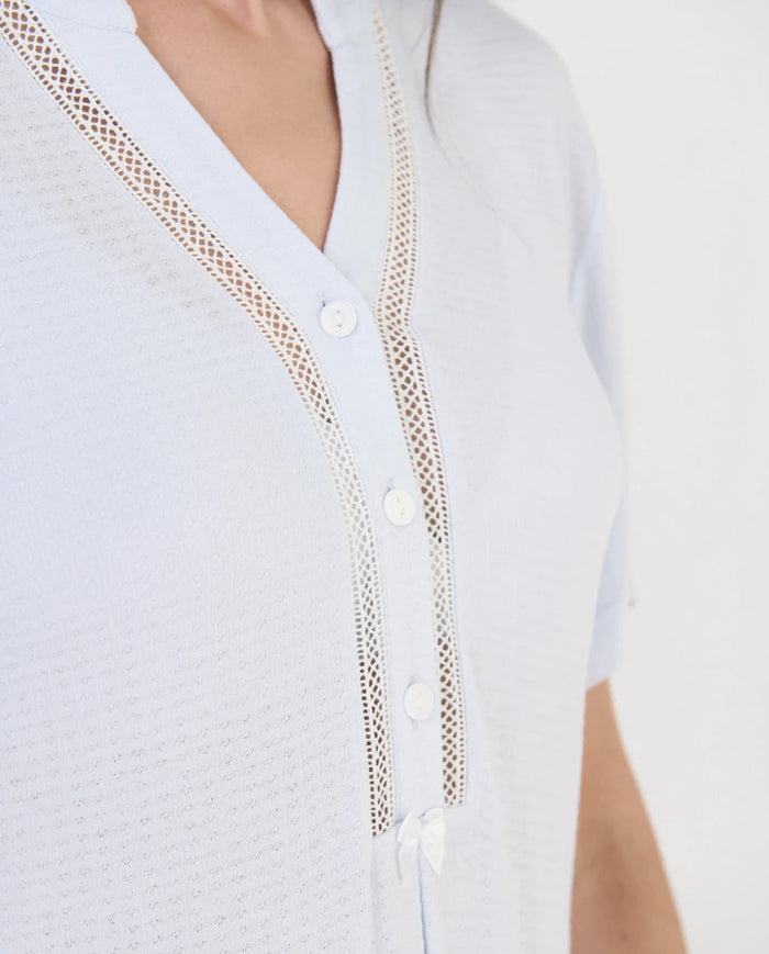 Detalle del escote pico con botones y entredós del camisón lencero celeste