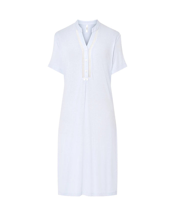 Camisón lencero de verano de manga corta color celeste, cuello pico con botones y entredós