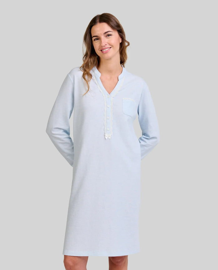 Detalle del cuello de camisón lencero celeste abotonado con encaje