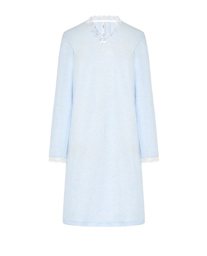 Camisón lencero celeste con encaje, escote en pico y clásica manga larga.