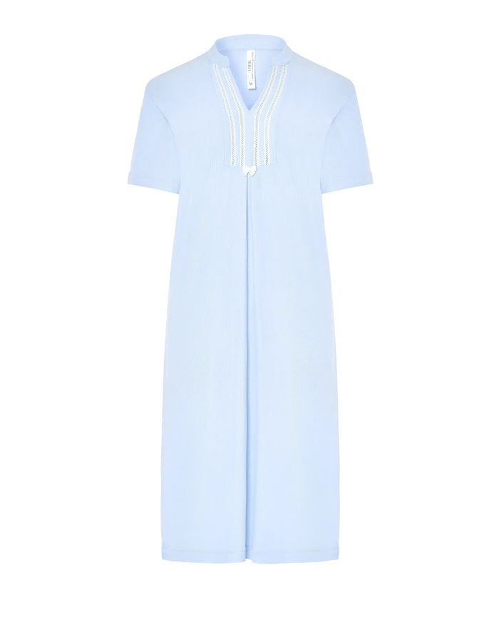 Camisón corto de mujer Lohe, tejido canalé liso celeste, con entredós y manga corta.