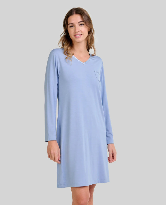 Mujer con elegante camisón de manga larga tejido modal azul acero y escote pico con raso