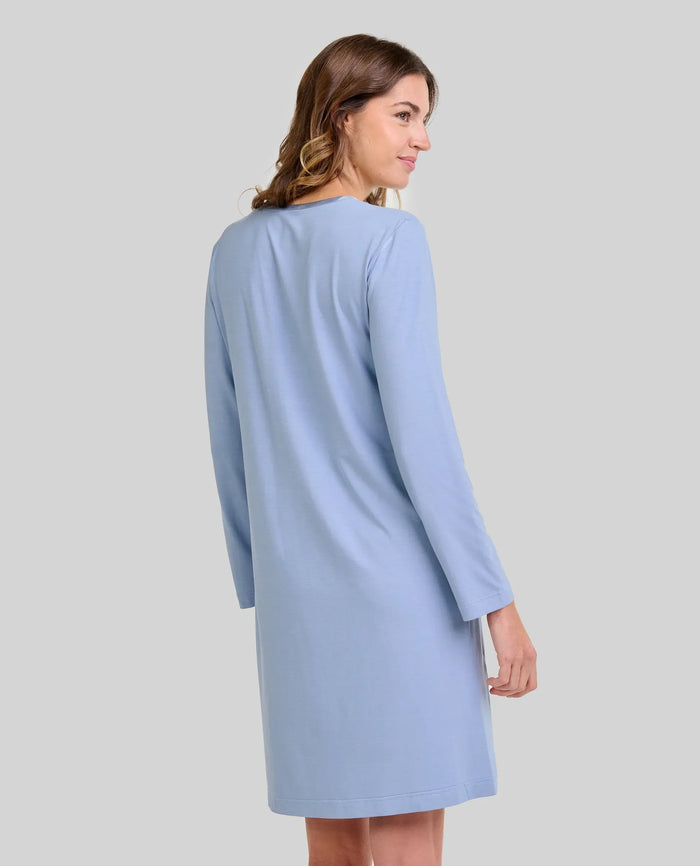 Mujer de espaldas luce confortable camisón de manga larga azul acero modal