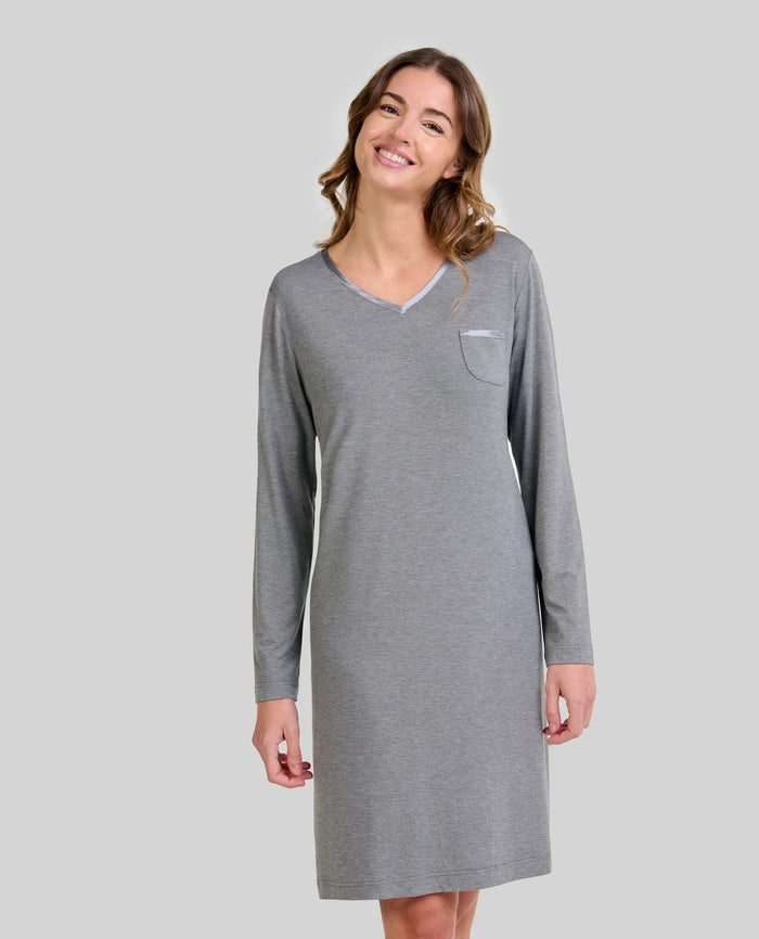 Mujer con elegante camisón de manga larga tejido modal gris y escote pico con raso