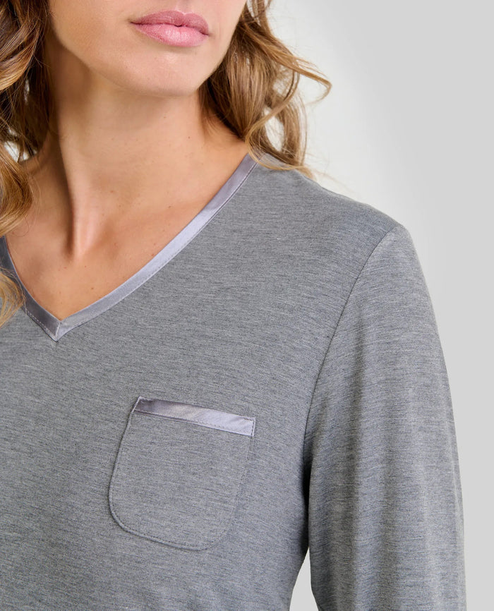 Detalle del escote en pico con raso del camisón modal gris de manga larga