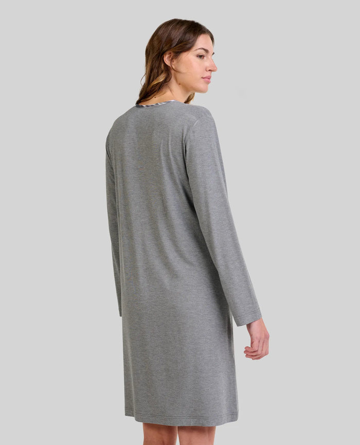 Mujer de espaldas luce confortable camisón de manga larga gris modal
