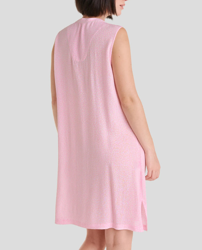 Mujer de espaldas con camisón corto sin mangas en viscosa rosa ideal para verano.