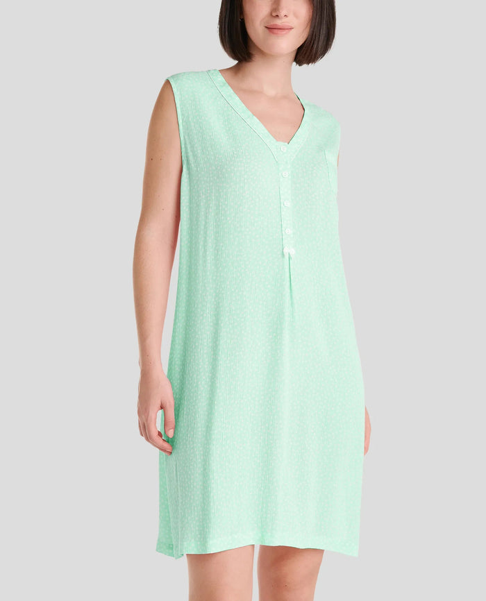 Camisón de mujer sin mangas, jacquard viscosa verde claro con topitos blancos, escote en V y botones, bolsillo en pecho