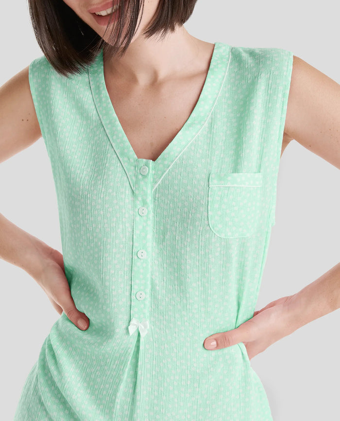 camisola verde claro a topitos sin mangas con botones y bolsillo en el pecho
