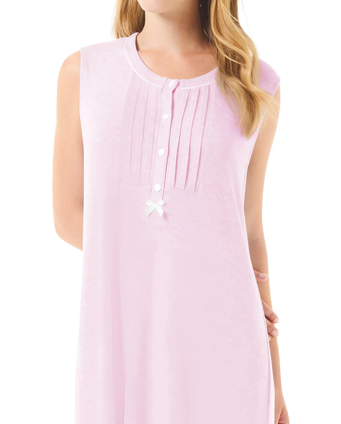 Vista detalle del pecho de camisola lencera rosa con lorzas y pata con botones y lacito