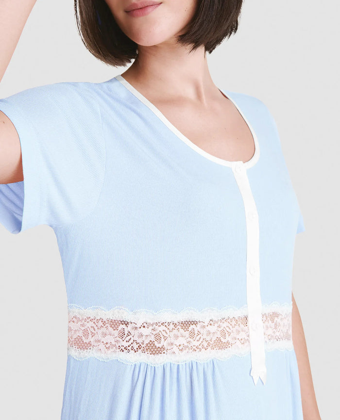 Detalle de camisón de manga corta celeste con puntilla para verano