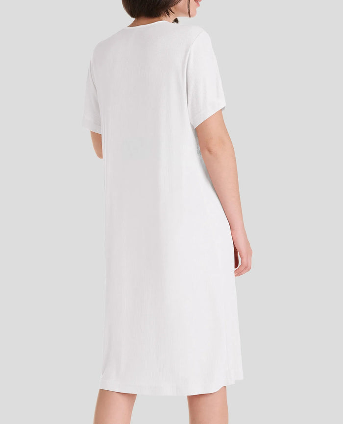 Vista trasera mujer con camisola de verano marfil de manga corta