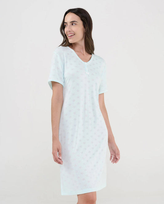 Mujer con camisón veraniego corto verde suave con diseño de estrellas desagujadas y cuello pico