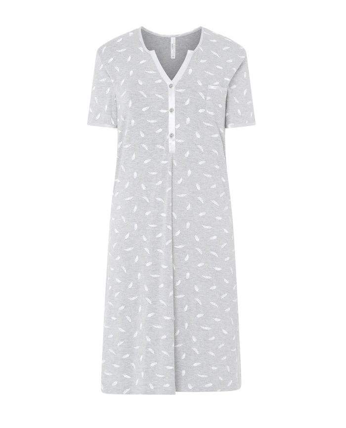 Camisón corto de mujer de manga corta en vigoré gris estampado plumas blancas, cuello abierto con pata de raso, botones.