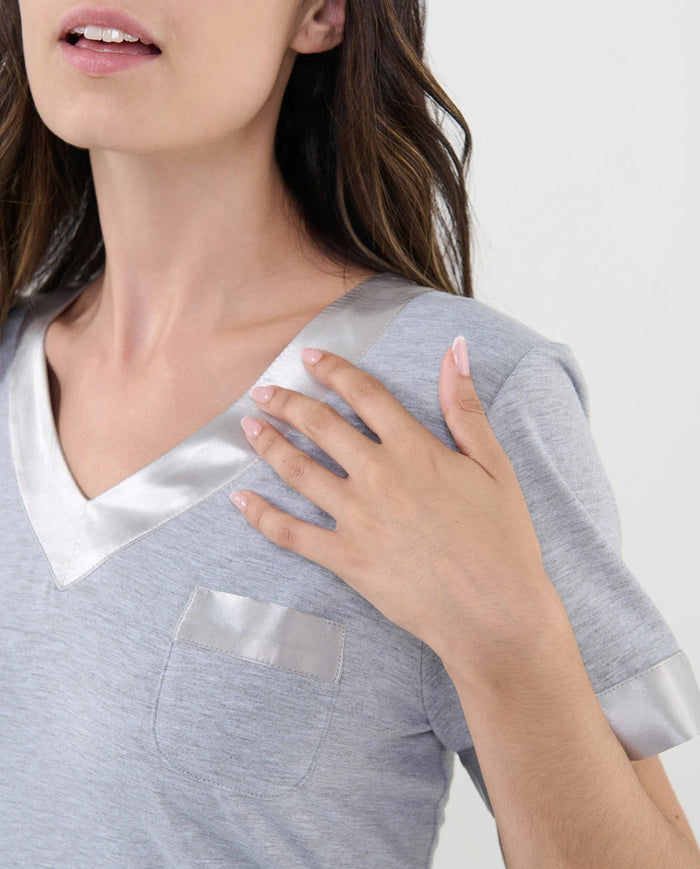 Detalle del raso a juego en el cuello de pico, bolsillo y mangas del camisón modal  - Gris