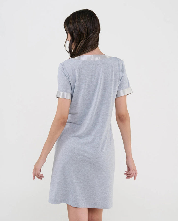 Vista de espaldas de mujer luciendo camisón corto modal gris para verano  - Gris