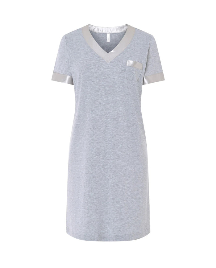 Camisón corto manga corta en suave modal gris con raso a juego en cuello de pico, mangas y bolsillo decorativo  - Gris