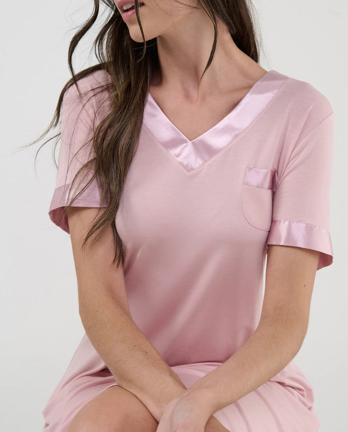 Detalle del raso a juego en el cuello de pico, bolsillo y mangas del camisón modal  - Rosa