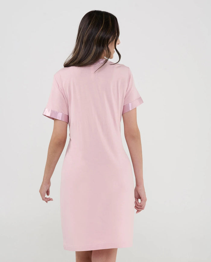 Vista de espaldas de mujer luciendo camisón corto modal rosa palo para verano  - Rosa