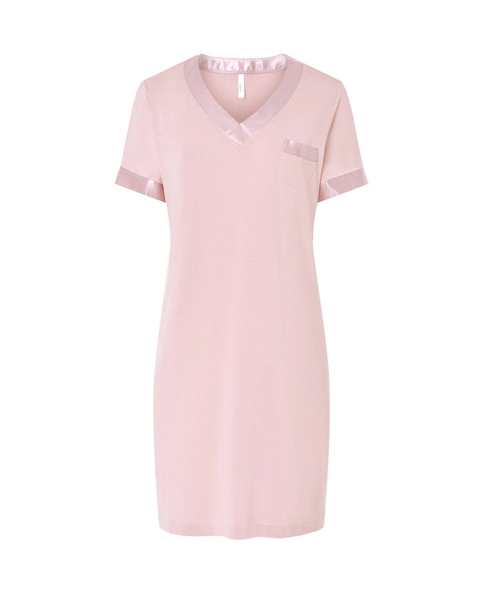 Camisón corto manga corta en suave modal rosa palo con raso a juego en cuello de pico, mangas y bolsillo decorativo  - Rosa