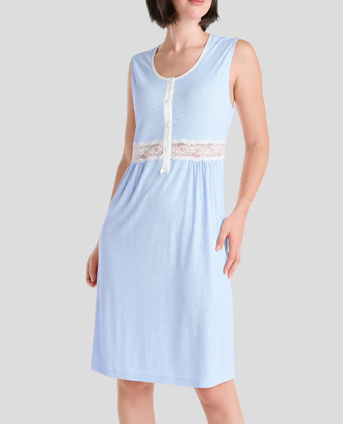 Camisón corto de mujer Lohe, tejido canalé liso celeste, abierto con pata de raso y botones, encaje en cintura y sin mangas.