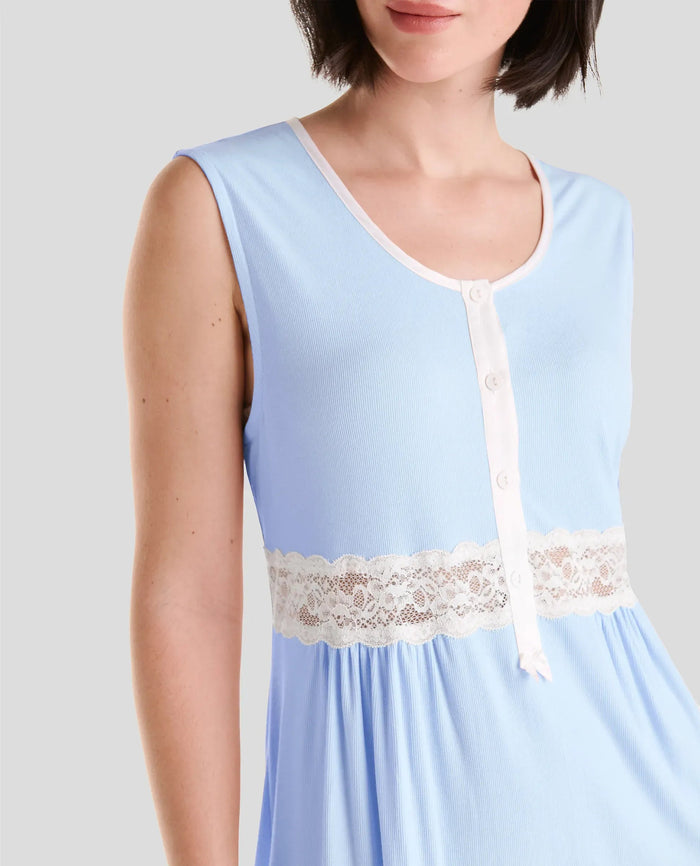 Detalle de la camisola lencera de verano celeste con cuello abierto con pata de raso y botones y encaje en cintura