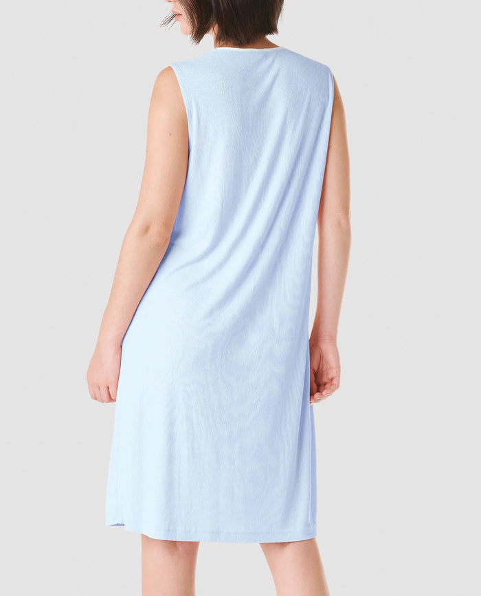 Vista trasera camisón de verano celeste sin mangas