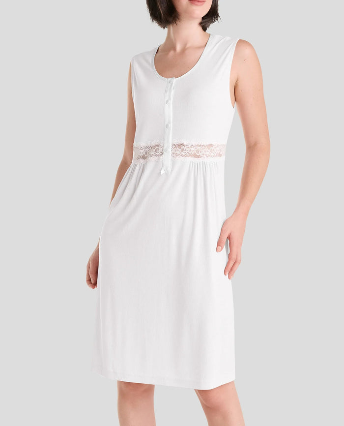 Detalle de la camisola lencera de verano marfil con cuello abierto con pata de raso y botones y encaje en cintura