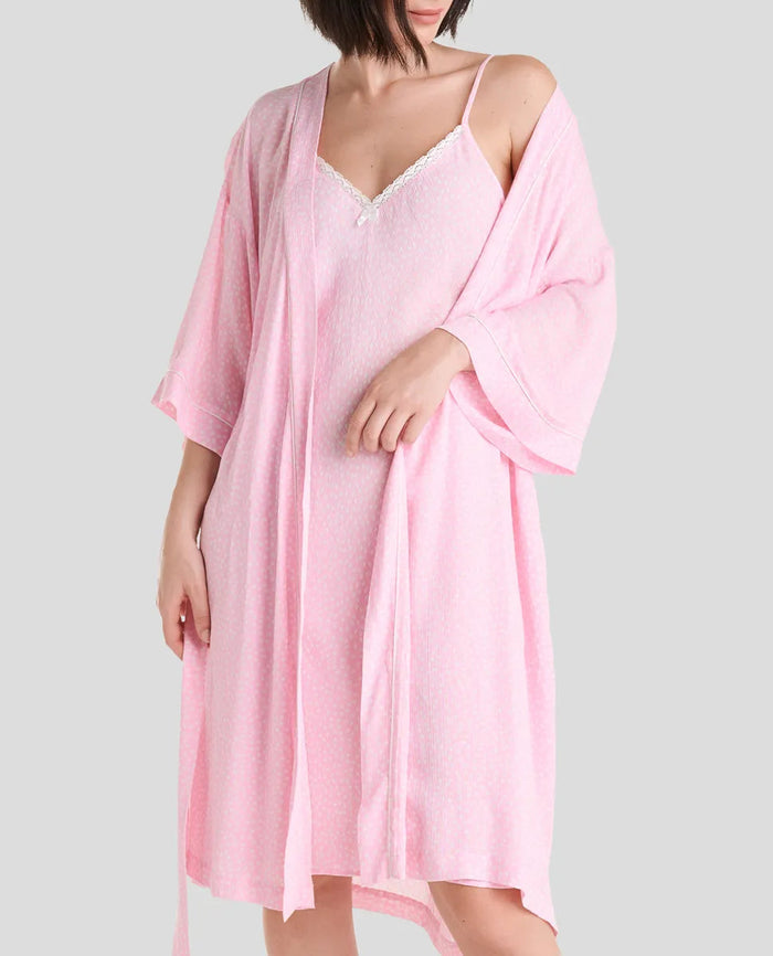 Mujer luce conjunto de verano compuesto por camisola rosa con ribete de encaje y bata a juego V253369.