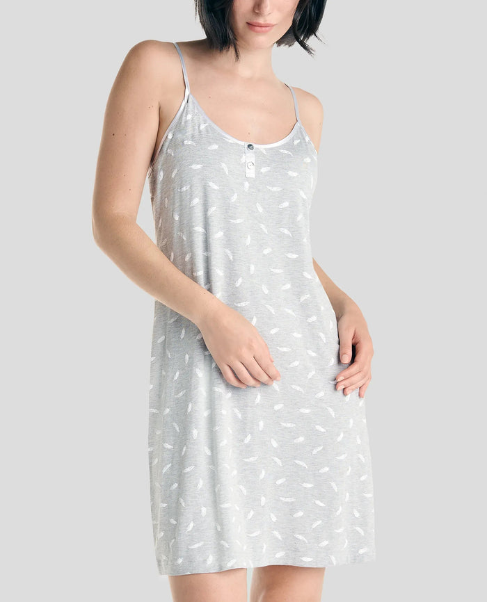 Fresca y veraniega camisola corta de tirantes de color gris con estampado de plumas