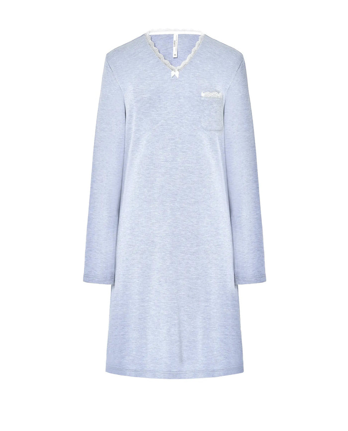 Elegante camisón azul con manga larga, cuello en V de encaje blanco, detalle de lazo y bolsillo en el pecho
