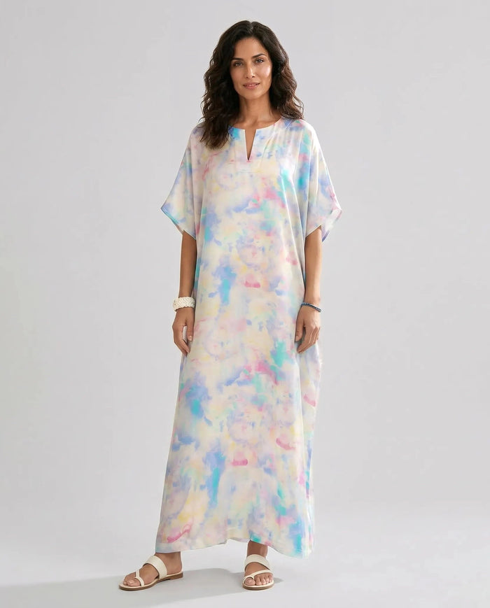 Mujer luce kaftan de seda natural estampado multicolor con escote redondo y abertura central con manga mariposa al codo