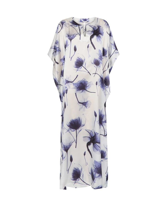 Caftan de seda natural blanco estampado de flores azules de escote redondo y abertura central, manga mariposa al codo.
