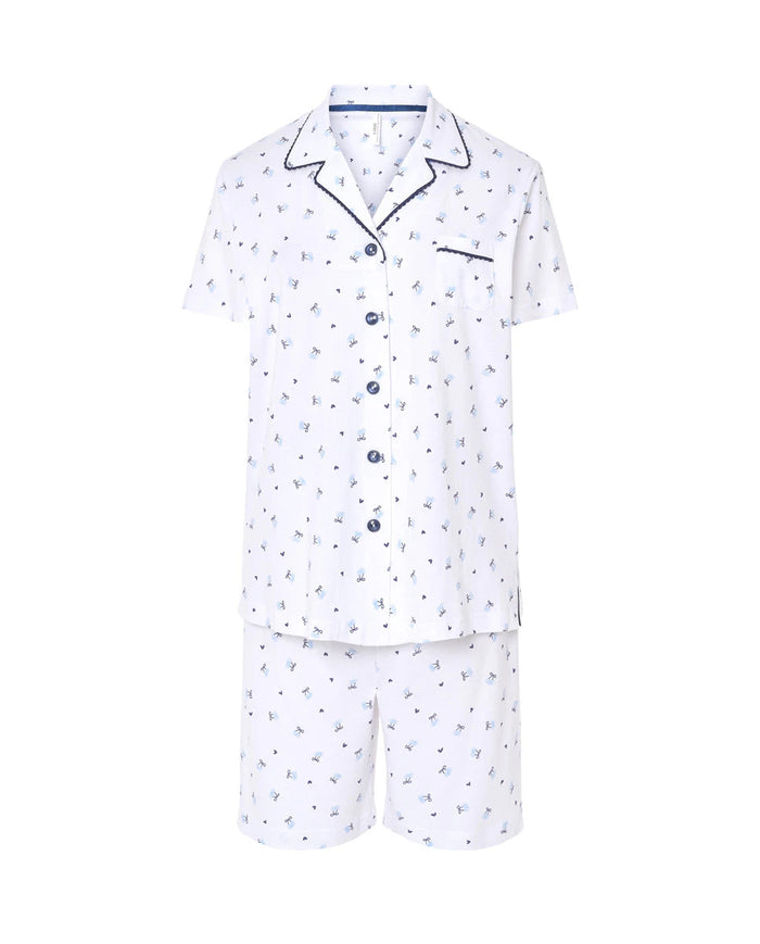 Pijama de mujer corto abierto con botones en punto estampado de cerecitas azules y vivos marino.